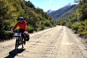 Cèsar pedaleando en el P. N. Lanín
