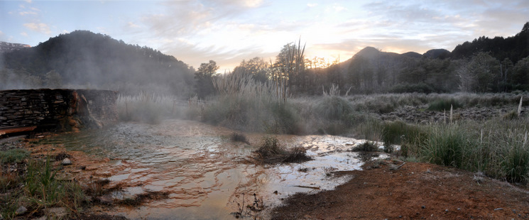Termas de Lahuen Co al amanecer Termas de Lahuen Co al amanecer