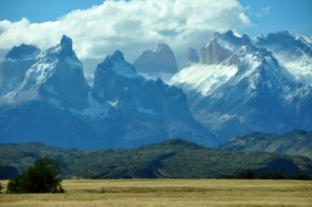 Los Cuernos vistos desde el río Serrano