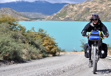 Judit remontando el río Paine