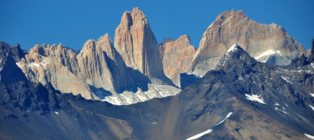 Cara posterior de Las Torres desde el campamento Dickson